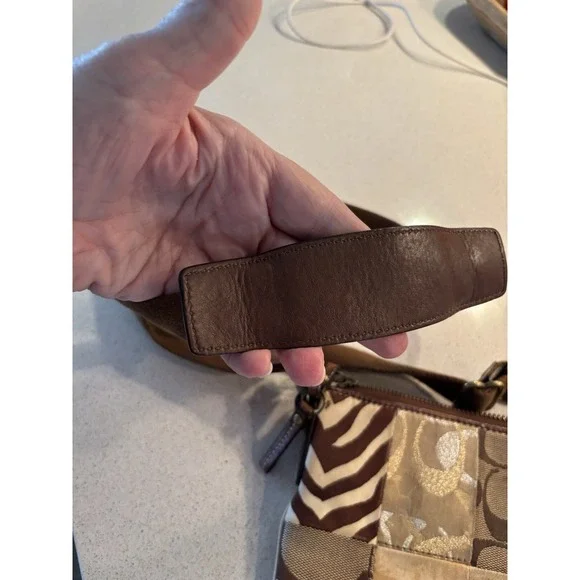 Vintage COACH Vintage  Signature Patchwork Crossbody Color Tan - Picture 4 of 6